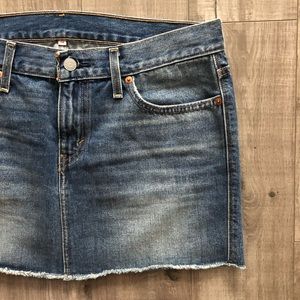 NWOT Levi’s mini denim skirt/ Size 28
